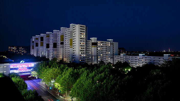Panorama von Hochhäusern bei Nacht