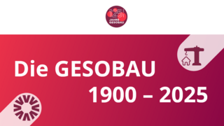 Weiße Schrift auf rotem Grund schreibt "Die GESOBAU 1900 - 2025", oben rechts ein illustrierter Kran, der ein Haus nach oben zieht. Unten links ein sich drehendes Rad, geformt aus dem A des GESOBAU-Logos.