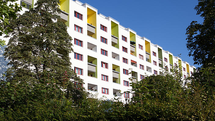 Blick auf eine Hochhausfassade
