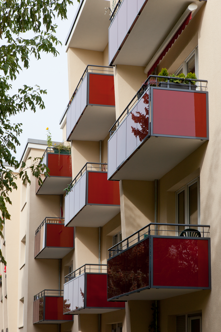 Detailansicht einer Wohnhausfassade mit Balkonen